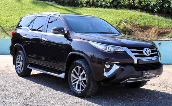 TOYOTA HILUX SW4 2.8 SRX 4X4 7 LUGARES 16V TURBO INTERCOOLER DIESEL 4P AUTOMÁTICO